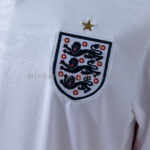 camiseta-inglaterra-primera-equipacion-manga-larga-mundial-2026-escudo