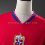 camiseta-noruega-primera-equipacion-mundial-2026-cuello