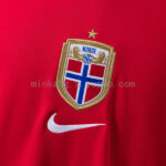 camiseta-noruega-primera-equipacion-mundial-2026-escudo