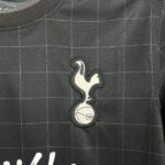 camiseta-tottenham-hotspur-stray-kids-segunda-equipacion-2025-2026-escudo