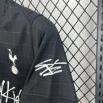 camiseta-tottenham-hotspur-stray-kids-segunda-equipacion-2025-2026-hombro
