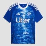 Compra la Camiseta Como Local 2025/2026 con diseño exclusivo inspirado en el Lago di Como, tejido transpirable y ajuste cómodo. Ideal para fanáticos, coleccionistas y amantes del fútbol italiano.