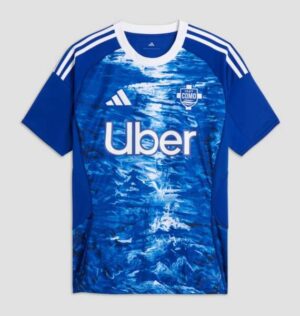 Compra la Camiseta Como Local 2025/2026 con diseño exclusivo inspirado en el Lago di Como, tejido transpirable y ajuste cómodo. Ideal para fanáticos, coleccionistas y amantes del fútbol italiano.