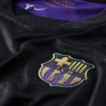 camiseta-fc-barcelona-segunda-equipacion-2026-2027-escudo