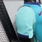camiseta-fc-barcelona-tercera-equipacion-version-jugador-2026-2027-puño-2