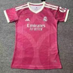 Camiseta Real Madrid Tercera Visitante Mujer 2026/2027 con corte femenino, diseño exclusivo en rosa y tejido transpirable para máxima comodidad.