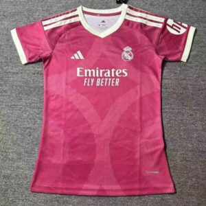 Camiseta Real Madrid Tercera Visitante Mujer 2026/2027 con corte femenino, diseño exclusivo en rosa y tejido transpirable para máxima comodidad.
