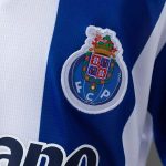 conjunto-niño-fc-porto-primera-equipacion-2026-2027-escudo