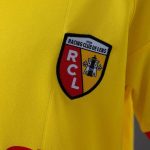 conjunto-niño-rc-lens-primera-equipacion-2026-2027-escudo