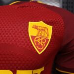camiseta-as-roma-primera-equipacion-version-jugador-2026-2027-escudo