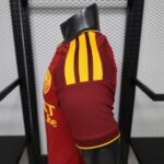 camiseta-as-roma-primera-equipacion-version-jugador-2026-2027-lateral