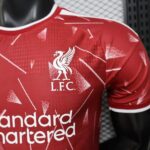 camiseta-liverpool-primera-equipacion-version-jugador-2026-2027-escudo