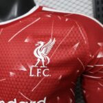 camiseta-liverpool-primera-equipacion-version-jugador-manga-larga-2026-2027-escudo