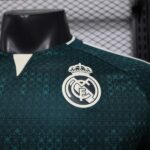 camiseta-real-madrid-version-jugador-segunda-equipacion-2026-2027-escudo