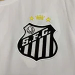 camiseta-santos-fc-primera-equipacion-2026-2027-escudo
