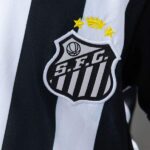 conjunto-niño-santos-fc-segunda-equipacion-2026-2027-escudo