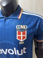 camiseta-como-primera-equipacion-version-jugador-2026-2027-escudo