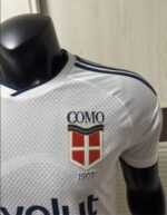 camiseta-como-segunda-equipacion-version-jugador-2026-2027-escudo