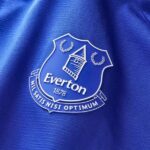 camiseta-everton-primera-equipacion-2026-2027-escudo