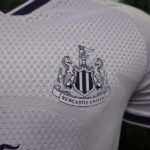 camiseta-newcastle-tercera-equipacion-version-jugador-2026-2027-escudo