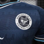 camiseta-newcastle-united-segunda-equipacion-version-jugador-2026-2027-escudo