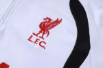 chandal-liverpool-cremallera-baja-blanc-negro-2026-2027-escudo